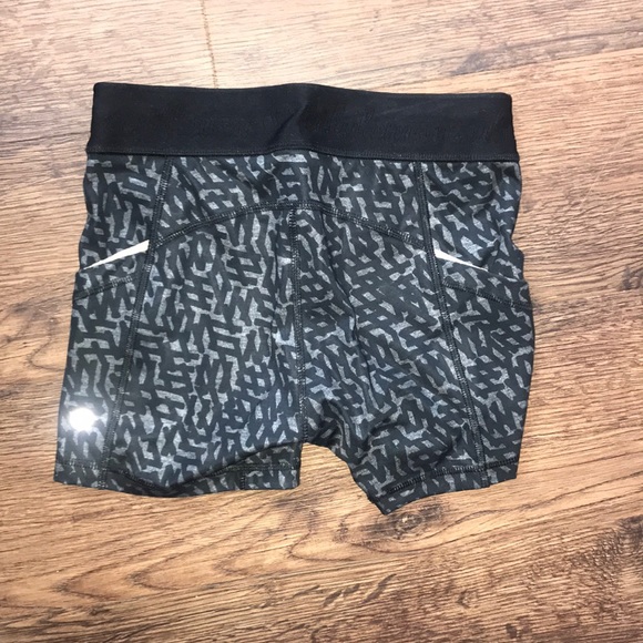 Luluemon shorts - Picture 2 of 4